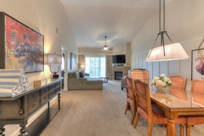 Living area - Two Bedroom Condo - 2 Kings (Pigeon Forge)