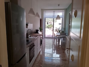 Frigorifero, microonde, forno, piano cottura