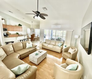 Smart TV, tavolo da calcetto, libri