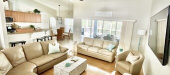 Whispering Palms, Large 4 Bed, 3 Bath, Heated Pool
