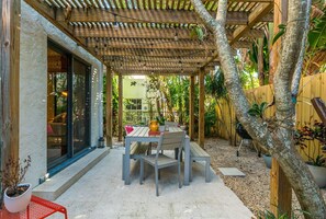 Outdoor dining - La Casa Bonita 1925 Spanish Style Villa near Beach! (West Palm Beach)