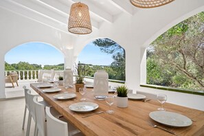 تناول الطعام بالخارج