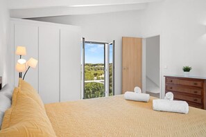 3 عدّة غرف نوم ومكواة/لوح كي وواي فاي مجانًا وملاءات أسرّة