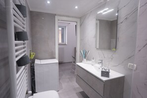 Regadera, secadora de cabello, bidet, toallas