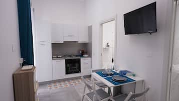 Refrigerador, horno, parrilla de estufa y cafetera y tetera