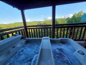 Outdoor spa tub - Bearadise Cabin 3 Mile to Pigeon Forge Parkway Hottub w/ Mountain Views (Pigeon Forge)