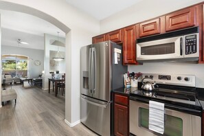 Frigorifero, microonde, forno, piano cottura