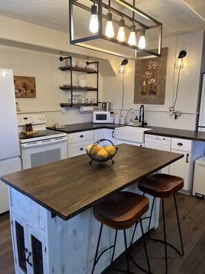 Frigorífic, microones, forn i placa de cuina