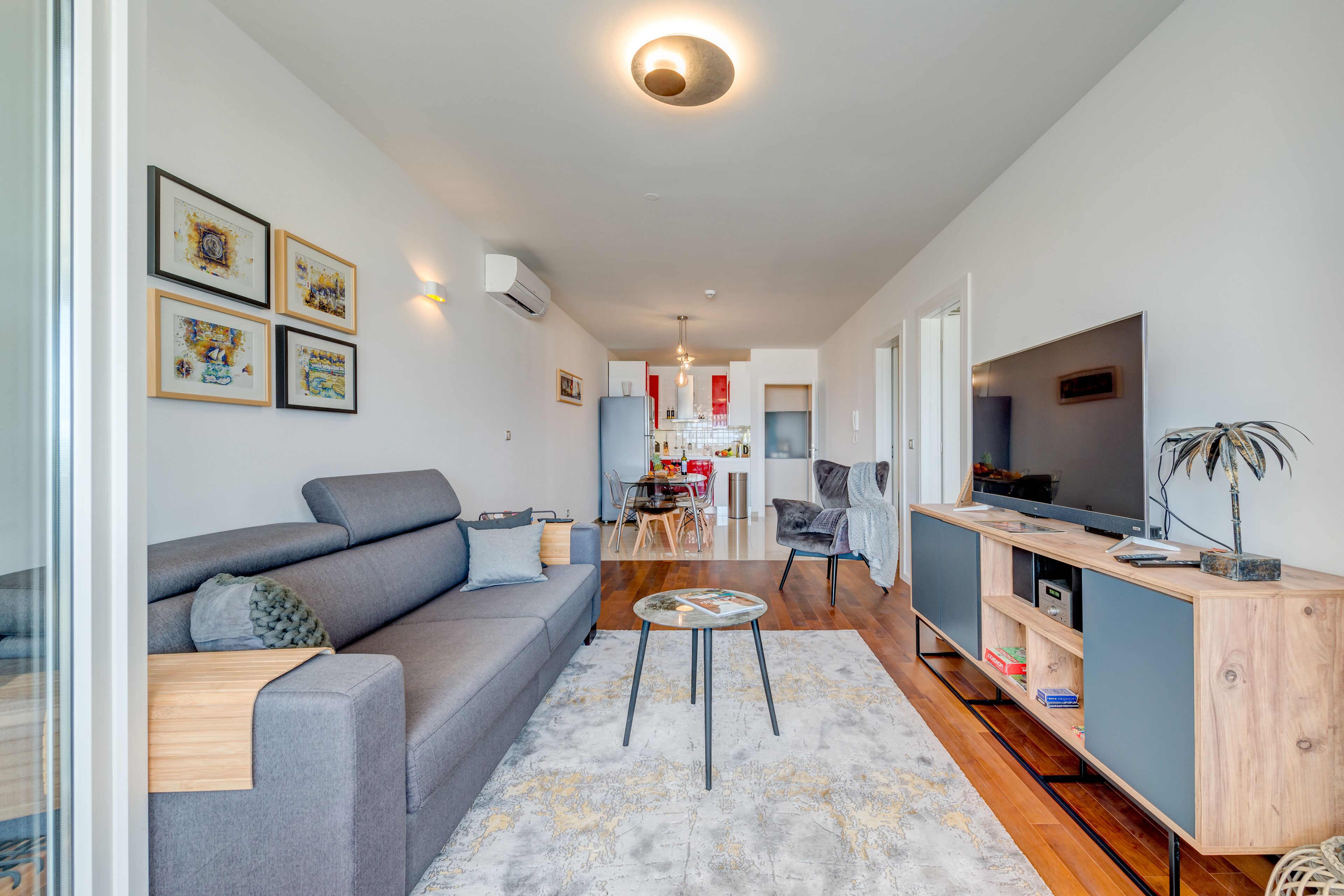 Apartment | Living area | 127-cm flat-screen TV with digital channels, TV