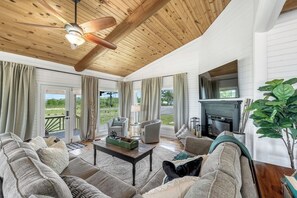 Televisión y chimenea 