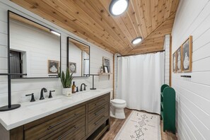 Duschwanne, Haartrockner, Handtücher