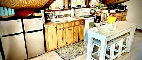 Réfrigérateur, four à micro-ondes, un four, surface de cuisson