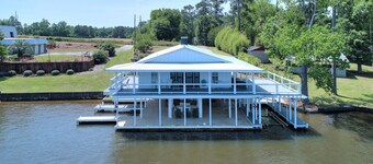 Lake Life Retreat 3BR Home w/ 2 Kitchens & Docks