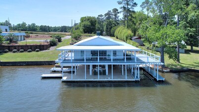 Lake Life Retreat 3BR Home w/ 2 Kitchens & Docks