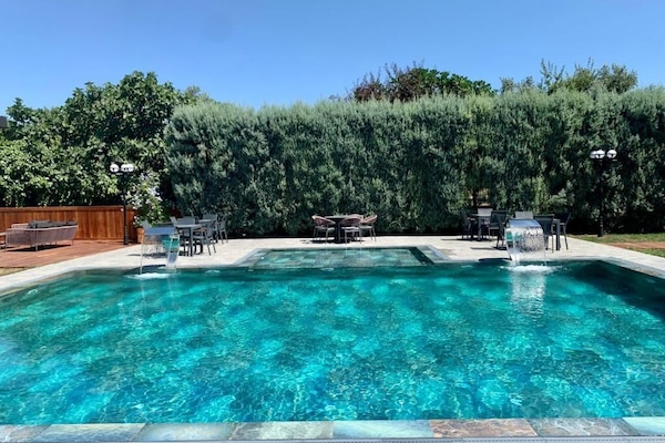 Piscine extérieure, cabanons gratuits, parasols de plage