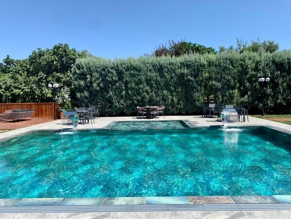 室外游泳池,免费小屋,池畔遮阳伞