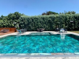 Szabadtéri medence, ingyenesen használható cabanák és napernyők