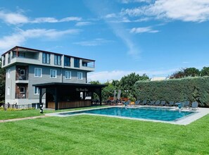 A modern multi-story building with a pool and outdoor seating area. - Istanbul Park Hotel (Tuzla)