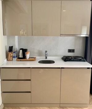 Fridge, stovetop, griddle, cookware/dishes/utensils - Istanbul Park Hotel (Tuzla)