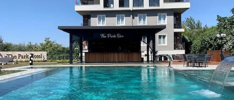 Piscine extérieure, cabanons gratuits, parasols de plage