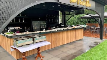 Bar accanto alla piscina