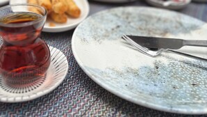 Una mesa con diferentes platos y una taza de té.