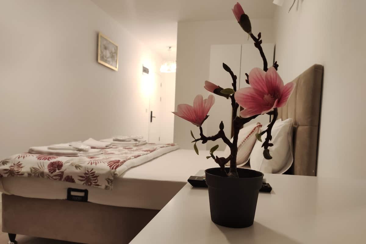 Deluxe Room, 1 King Bed, Non Smoking, Garden View | Premium bedding, free minibar, individually decorated, laptop workspace