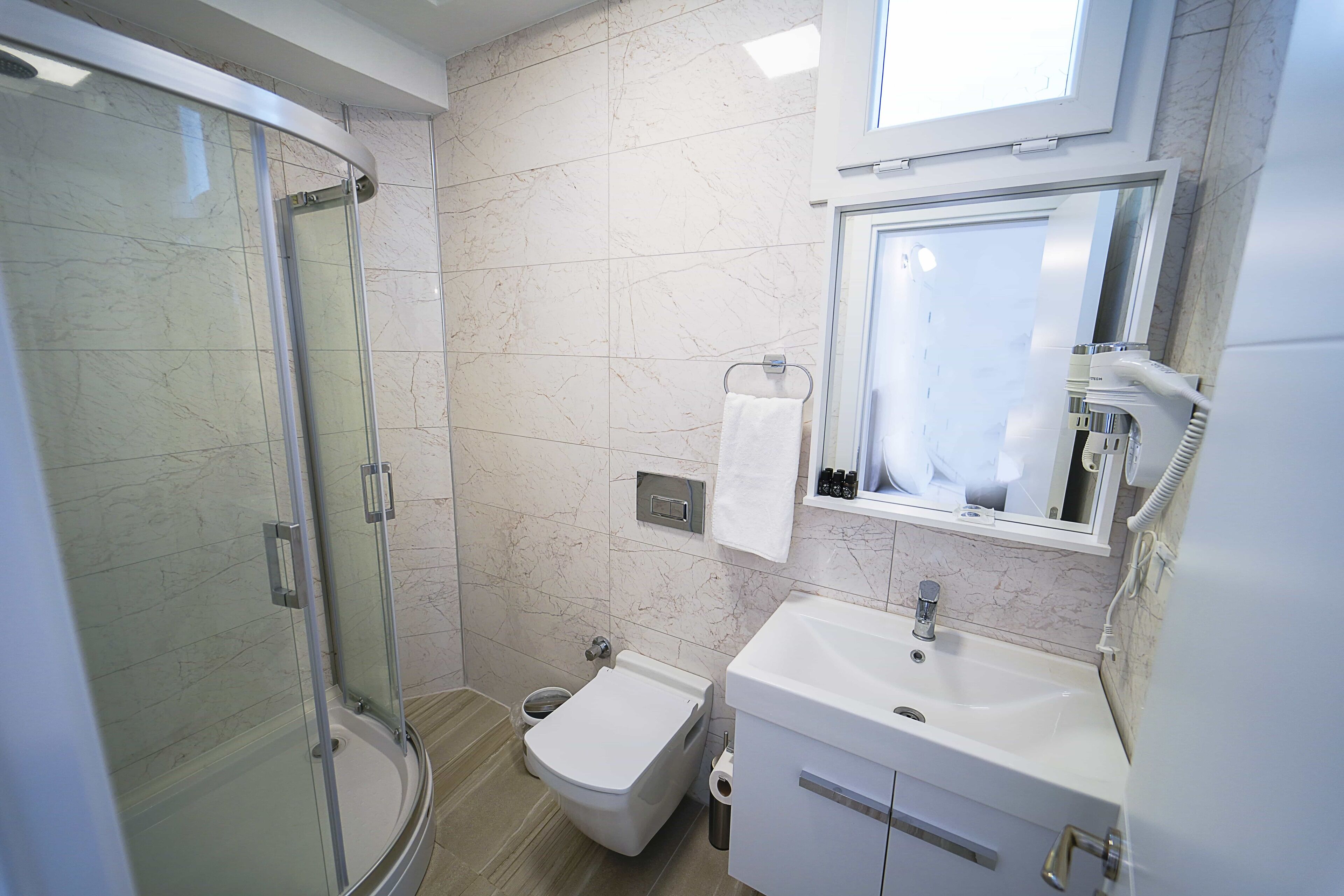 Een douche, een regendouche, gratis toiletartikelen, een haardroger