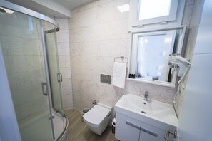 Shower, rainfall showerhead, free toiletries, hair dryer - Tepehan Pansiyon (Seferihisar)