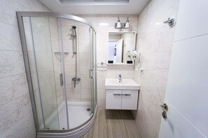 Shower, rainfall showerhead, free toiletries, hair dryer - Tepehan Pansiyon (Seferihisar)