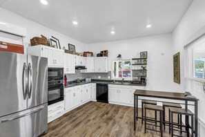 Réfrigérateur, four à micro-ondes, un four, surface de cuisson