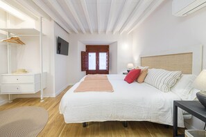 1 Schlafzimmer, Schreibtisch, Bügeleisen/Bügelbrett, Reisekinderbett