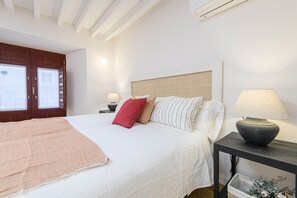 1 habitación, escritorio, tabla de planchar con plancha y cuna de viaje 