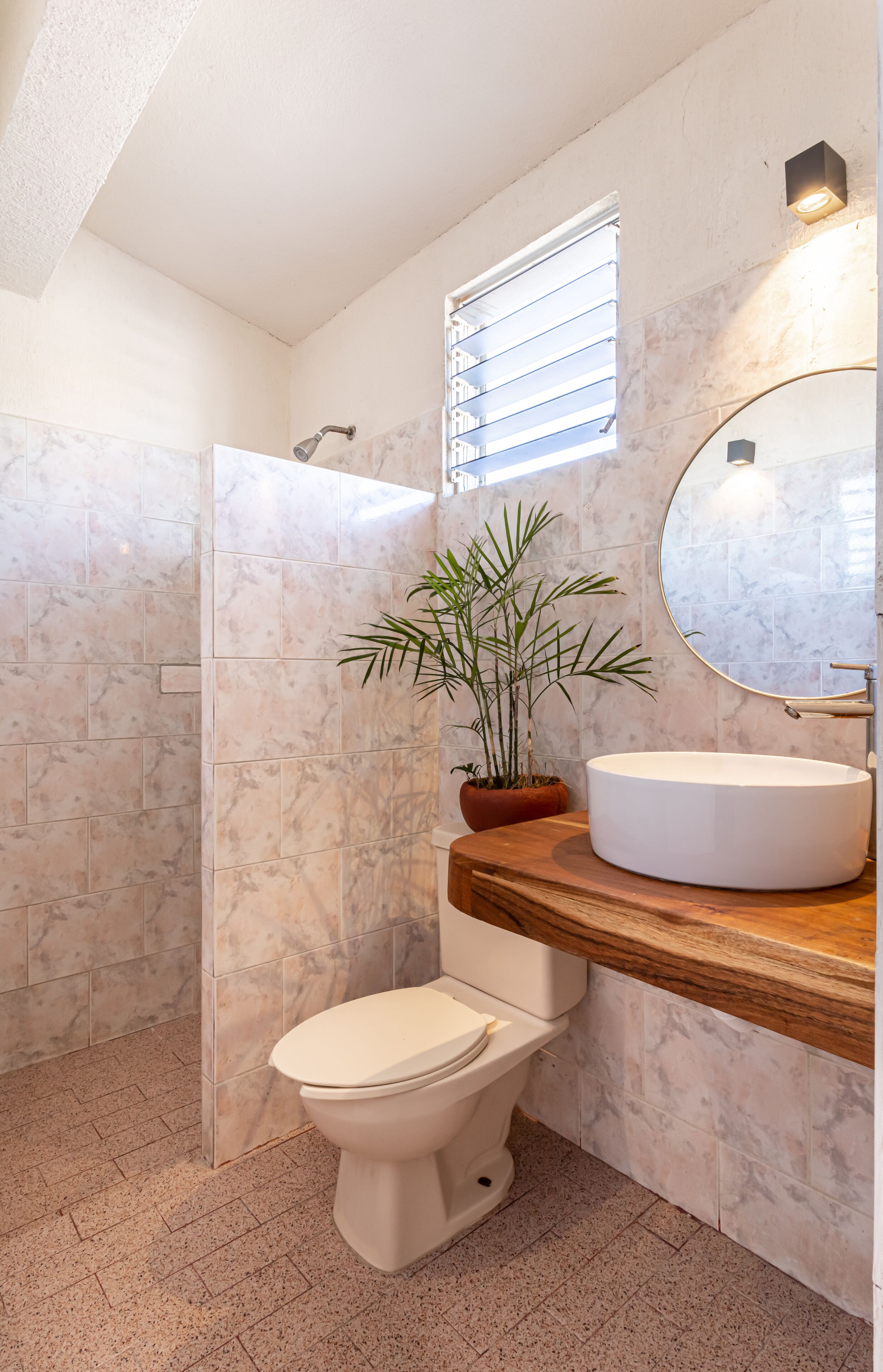 habitacion triple | bathroom | shower, free toiletries, towels, soap