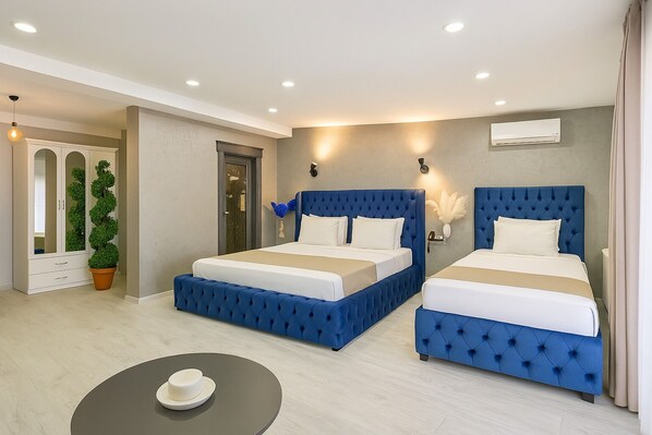 أغطية فراش متميزة وميني بار وخزنة داخل الغرفة وبديكورات فريدة لكل غرفة