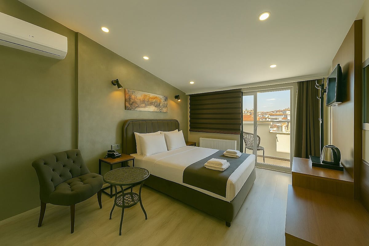 Balkonlu Tek Buyuk Yatakli Oda | 1 bedroom, premium bedding, minibar, in-room safe