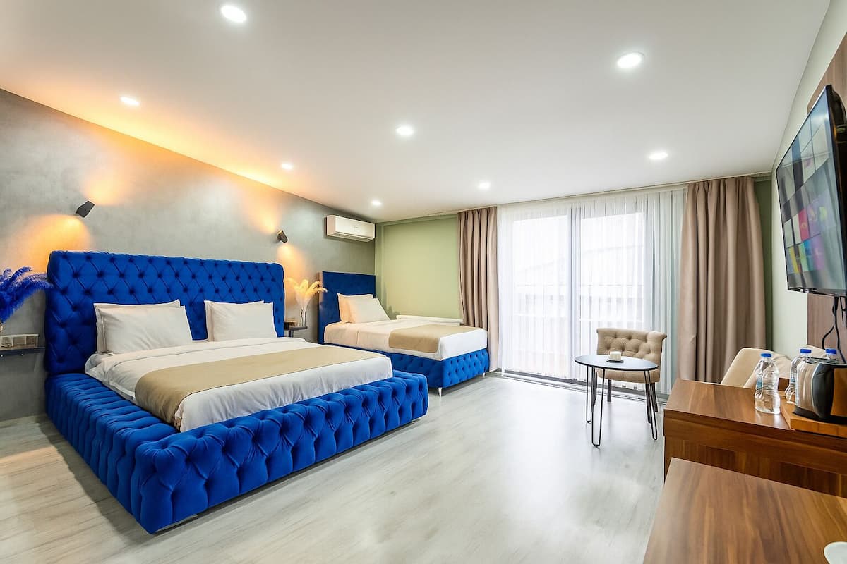 Deluxe Uc Kisilik Oda Balkonlu | أغطية فراش متميزة وميني بار وخزنة داخل الغرفة ومكتب