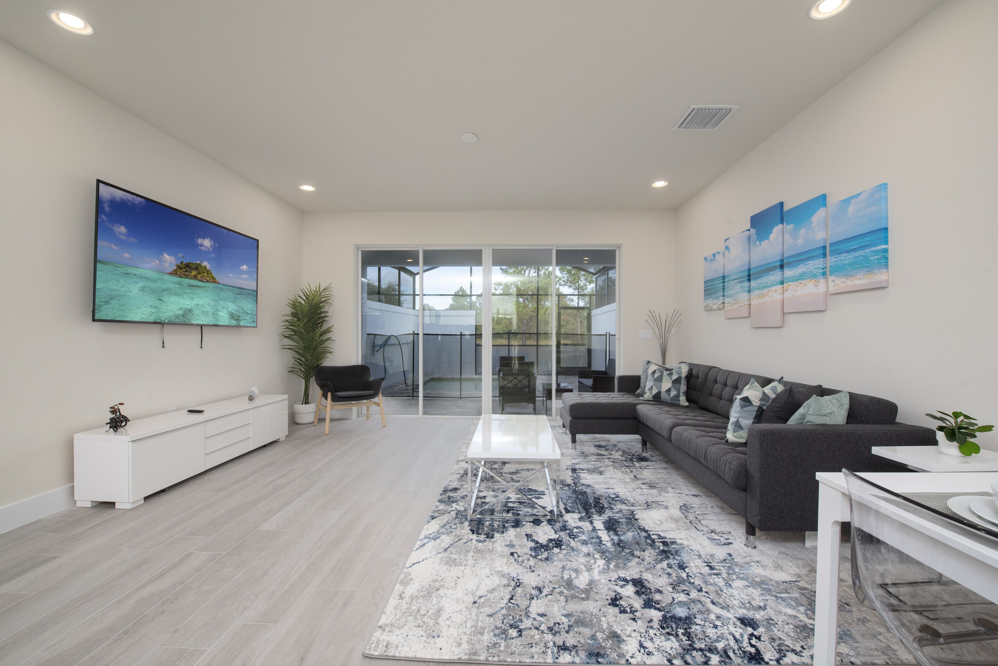 Luxury 3 bdr / 3 bath townhome 9 miles to Disney