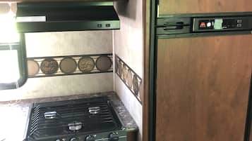 Refrigerador, microondas, horno y parrilla de estufa 