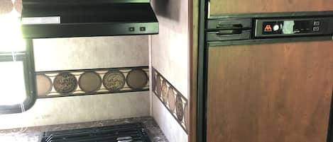 Refrigerador, microondas, horno y parrilla de estufa 