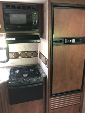 Jääkaappi, mikroaaltouuni, uuni, liesi