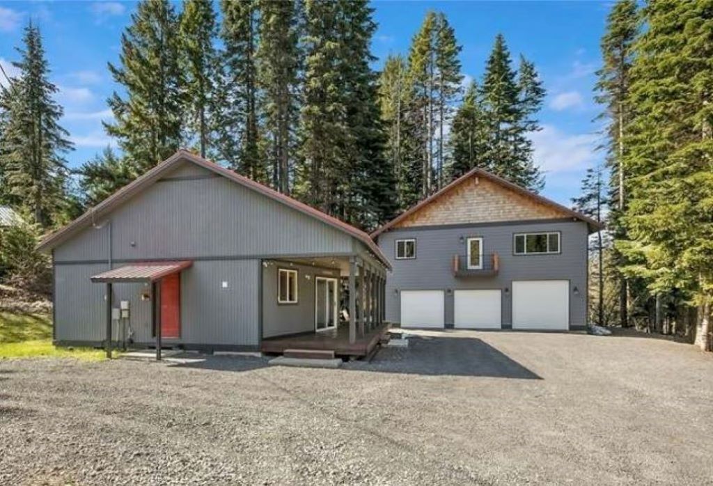 2 Cabins on Property / 4 Bedrooms /2 Bathrooms/2 Kitchens/Sleeps 11/Pet Friendly