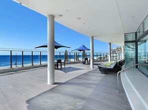 Outdoor dining - Soul 5 Star Amazing Beachfront 180 Views! (Surfers Paradise)
