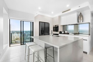 Fridge, microwave, oven, stovetop - Soul 5 Star Amazing Beachfront 180 Views! (Surfers Paradise)
