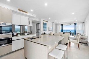 Fridge, microwave, oven, stovetop - Soul 5 Star Amazing Beachfront 180 Views! (Surfers Paradise)