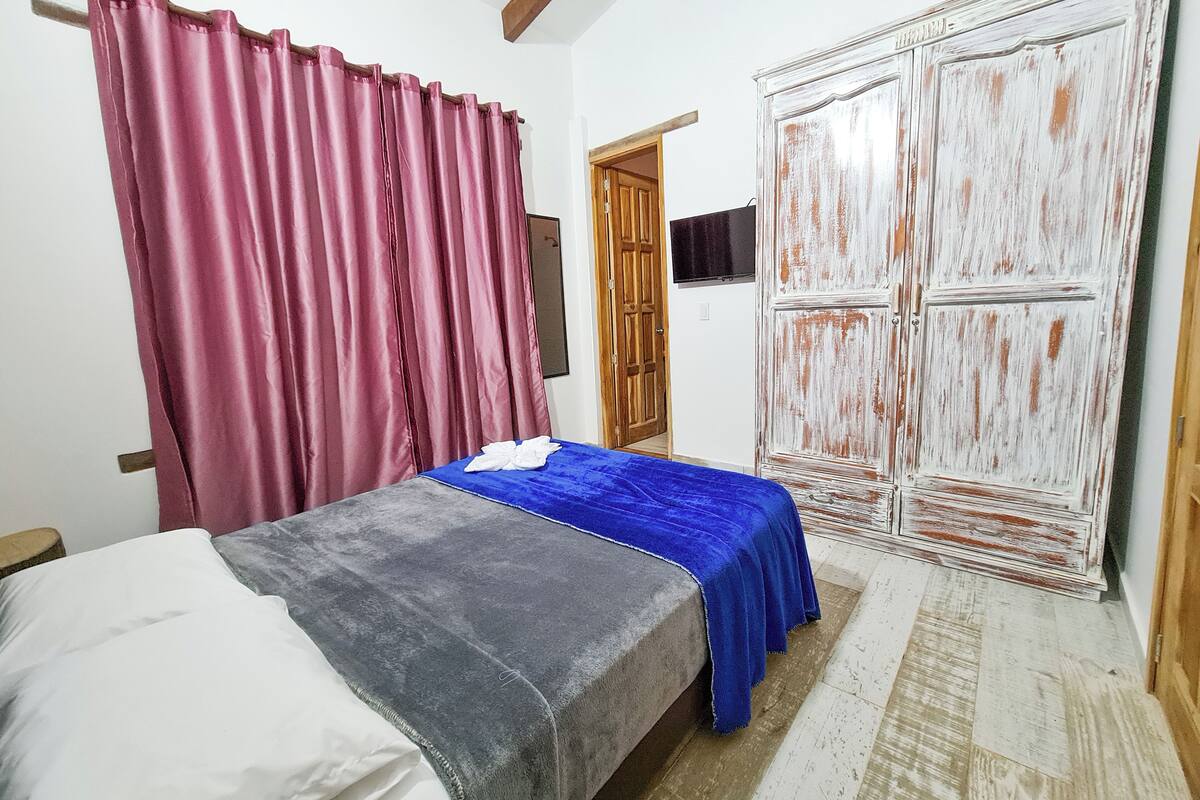 Egyptian cotton sheets, premium bedding, free WiFi