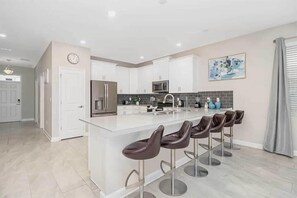 ثلاجة، ميكروويف، فرن، موقد طهي مسطح