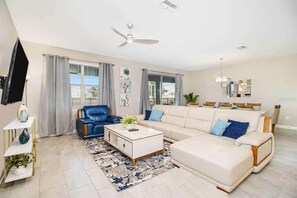 TV, video games, offices - 9BR Family Villa•Themed Rooms + Pool•Near Disney (Davenport)