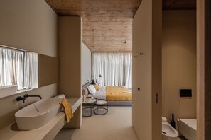 Casa das Pedras Suite | Badkamer | Een bad, designer toiletartikelen, een haardroger, badjassen