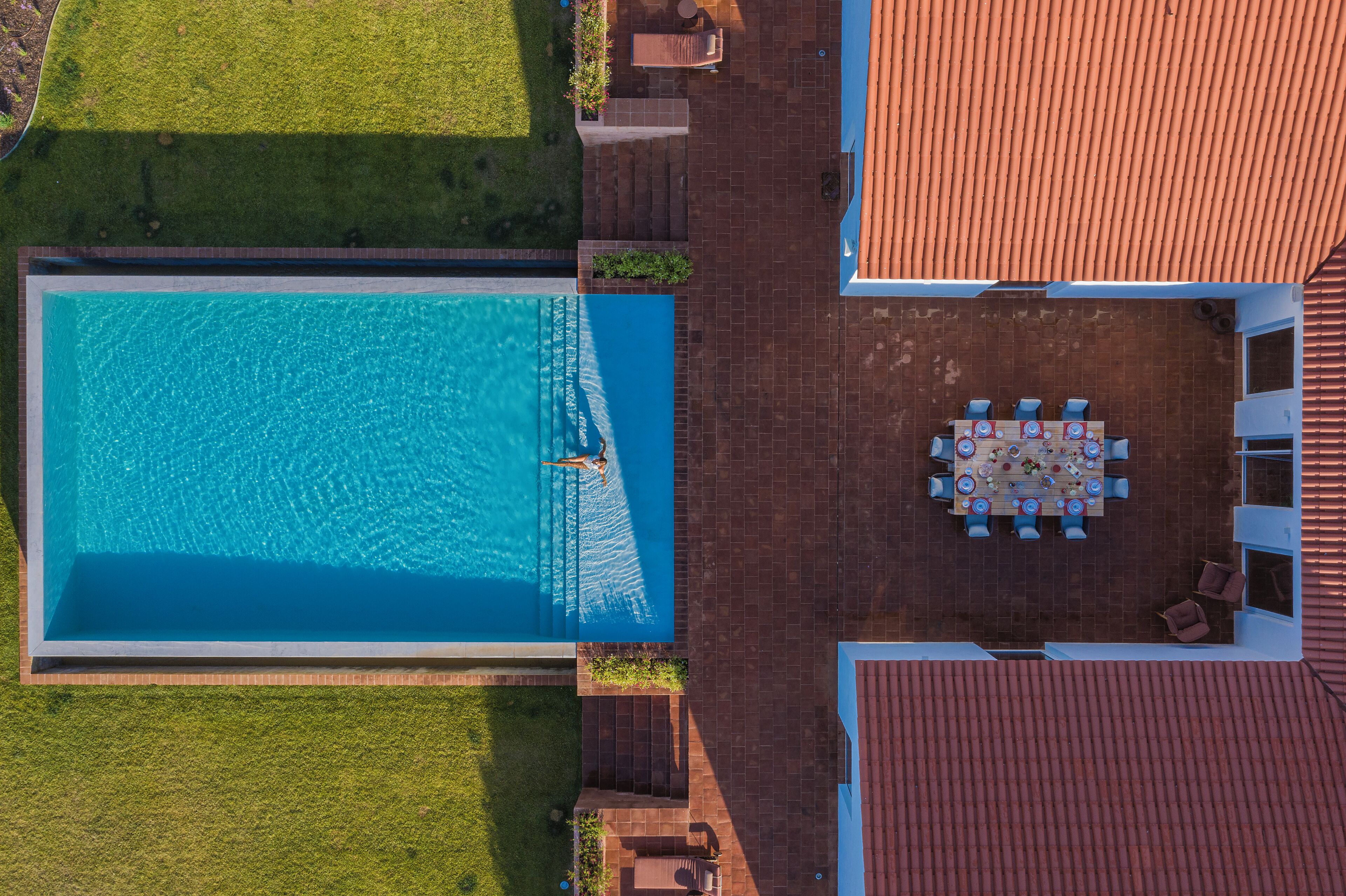 3 utendørsbassenger, bassengparasoller og solsenger